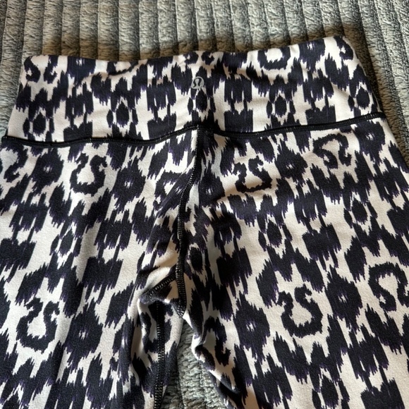 Lululemon Ikat crops - Picture 2 of 3